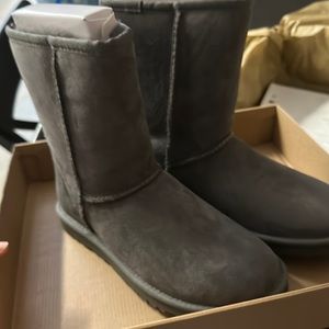 UGG Women Classic Short Grey